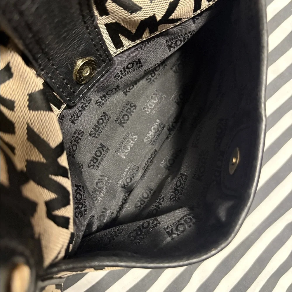 Micheal Kors Monogram Double Strap Handbag With Attached Gold Tone Lock Closure - Picture 11 of 13